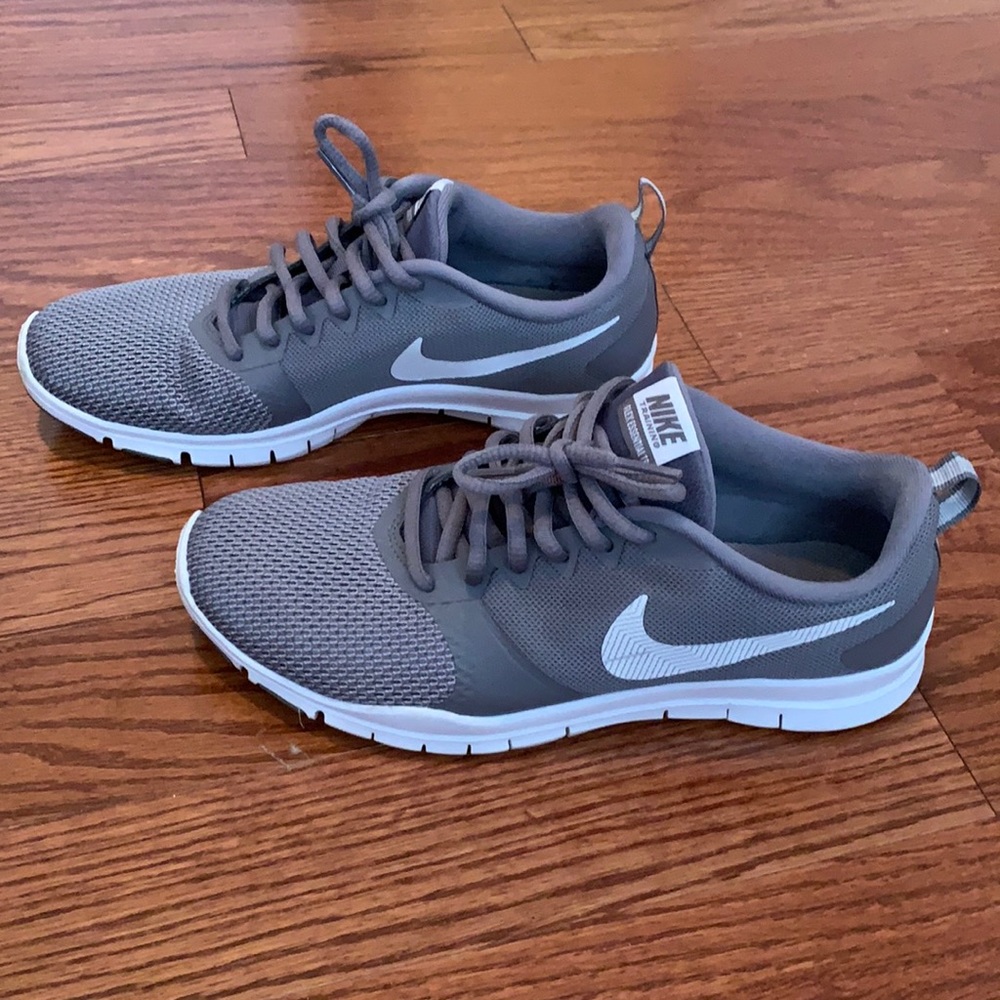 Very good used condition Gray Nike size 7 tennis shoes.